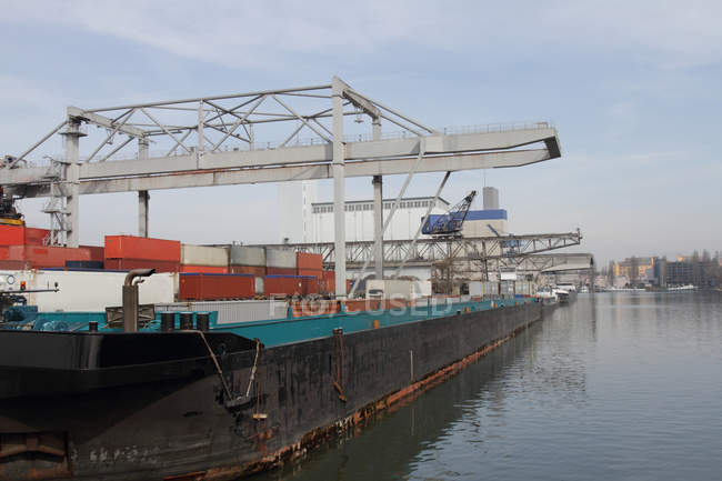 Контейнерный кран и грузовые контейнеры — стоковое фото