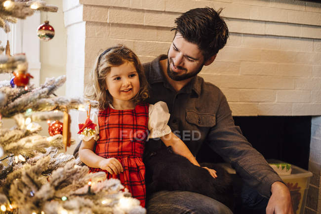 Femmina bambino con padre da albero di Natale — Foto stock
