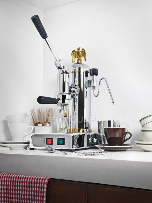 Kaffeemaschine mit Tassen für Kaffee auf dem Tisch — Stockfoto