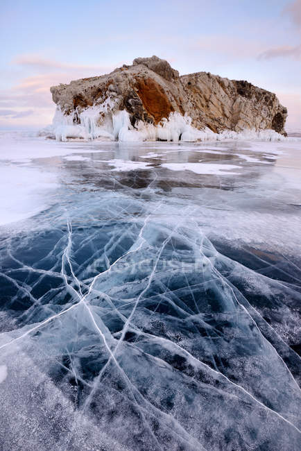 Isla Borga-Dagan y hielo congelado, Lago Baikal, Isla Olkhon, Siberia, Rusia - foto de stock