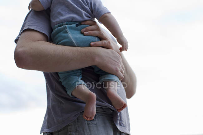 Pai segurando bebê filha — Fotografia de Stock