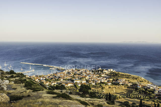 Vue aérienne des bâtiments Pythagoreio sur la côte, Samos, Grèce — Photo de stock