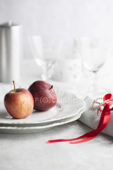 Червоні яблука на тарілці — стокове фото