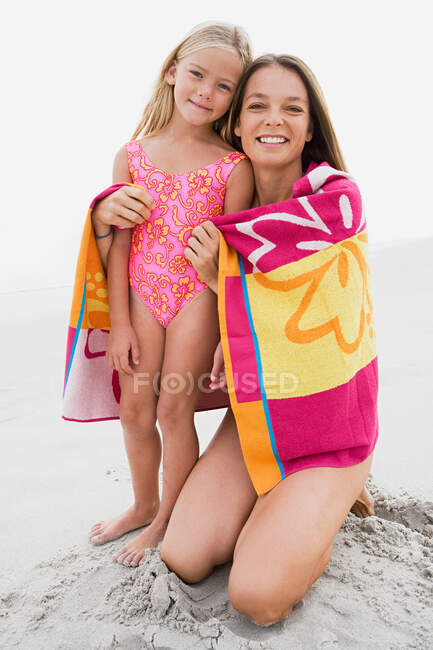 Madre e hija en la playa - foto de stock
