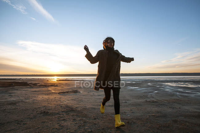 Mulher desfrutando praia ao pôr do sol — Fotografia de Stock