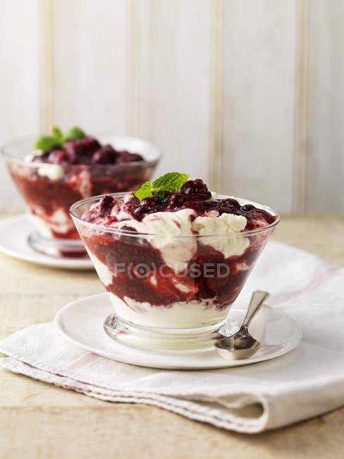 Sommer-Fruchtkompott-Dessert in Glasschale — Stockfoto