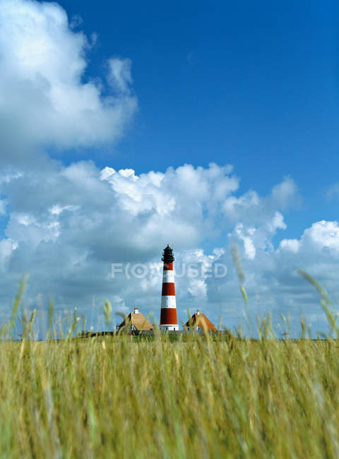 Gestreifter Leuchtturm mit leuchtend blauem Himmel — Stockfoto