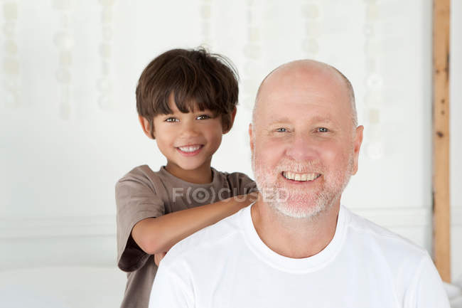 Padre e figlio sorridono insieme — Foto stock