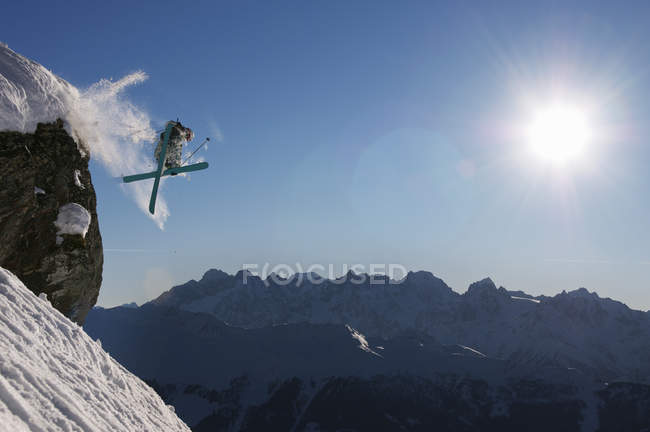 Uomo che scia dalla scogliera, Verbier, Svizzera — Foto stock