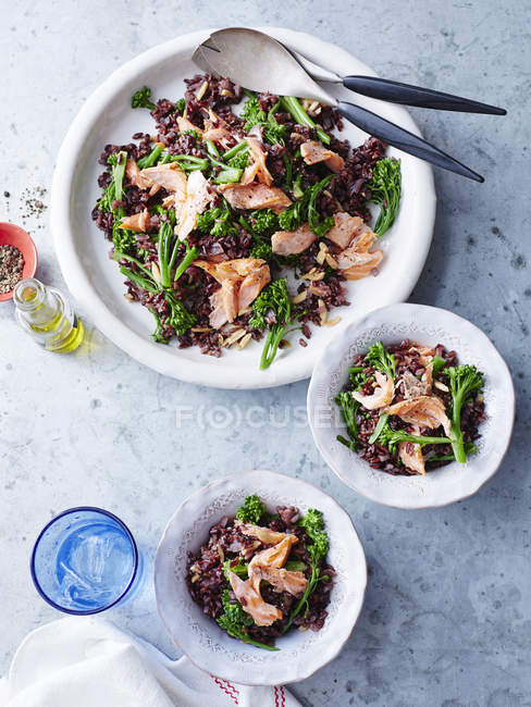 Vue du dessus du riz noir au saumon et broccolini — Photo de stock