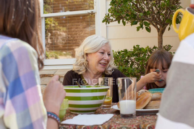 Família tomando café da manhã ao ar livre — Fotografia de Stock