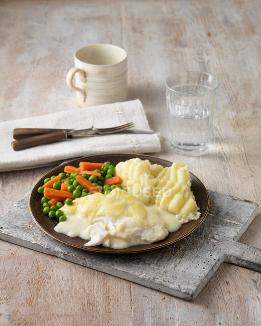 Fish with mashed potatoes and vegetables — Stock Photo