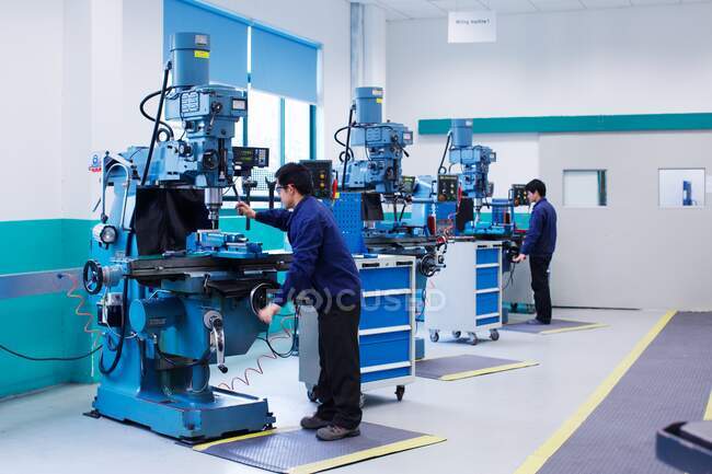 Trabalhadores em pequenas peças fábrica de fabricação na China — Fotografia de Stock