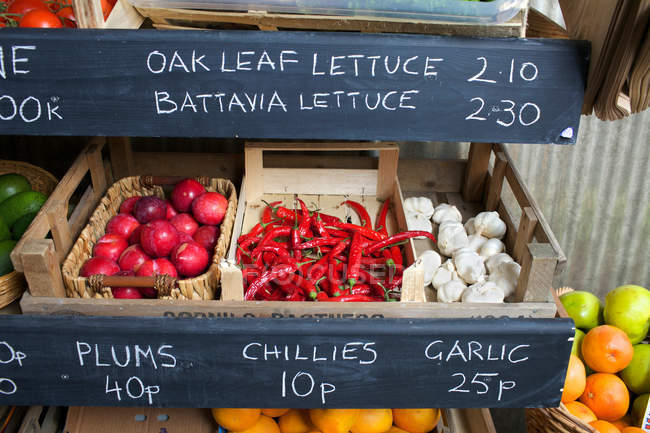 Cassette di ortaggi e frutta in vendita sul mercato — Foto stock