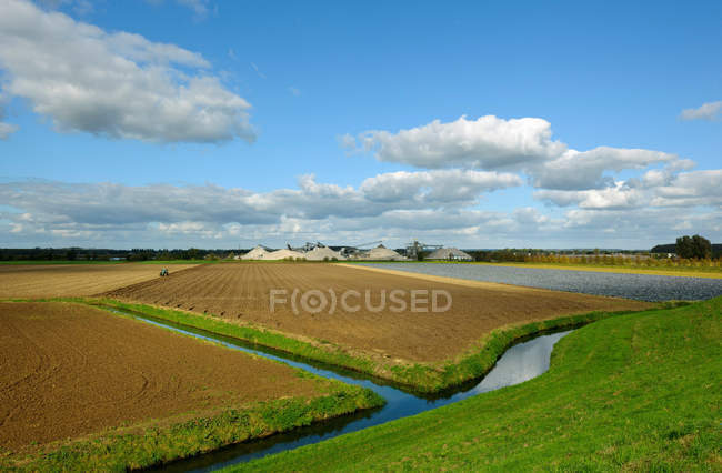 Vista de los cultivos rurales - foto de stock