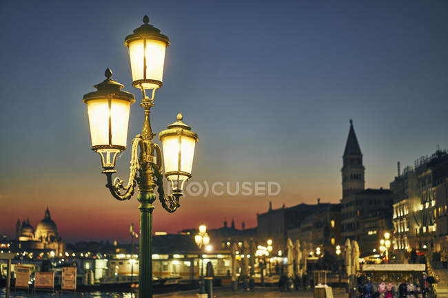 Stadtbild und Straßenlaterne bei Nacht, Venedig, Italien — Stockfoto