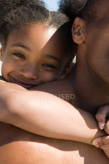 Menina bonito abraçando seu pai — Fotografia de Stock