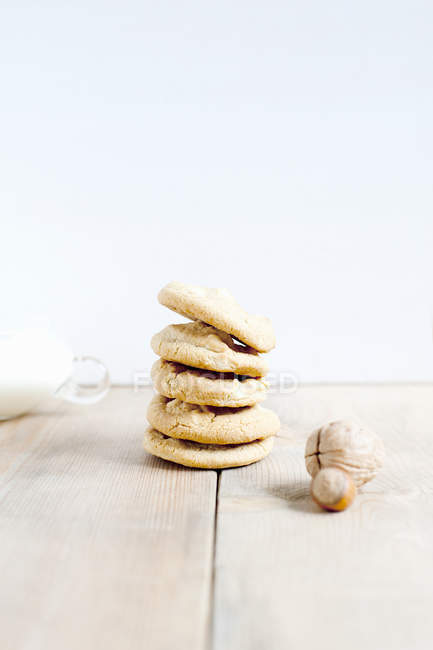 Apilado de galletas de avellana y avellanas - foto de stock