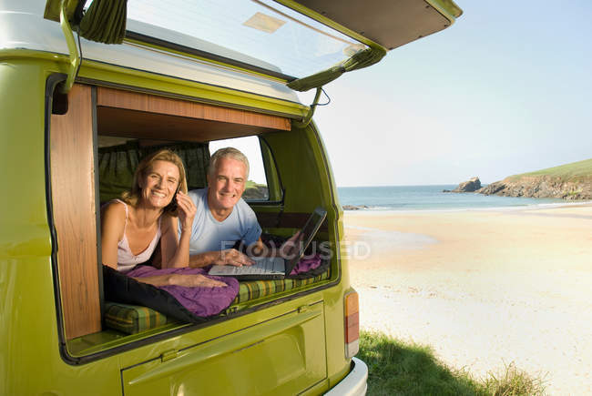Reifes Paar liegt in Wohnmobil — Stockfoto