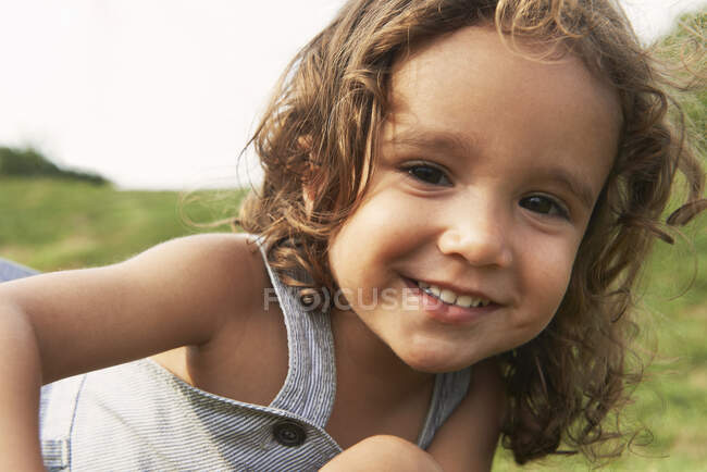 Retrato de un chico joven con el pelo castaño, sonriendo - foto de stock