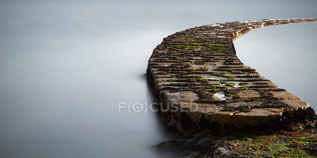 Caminho de pedra para o mar — Fotografia de Stock