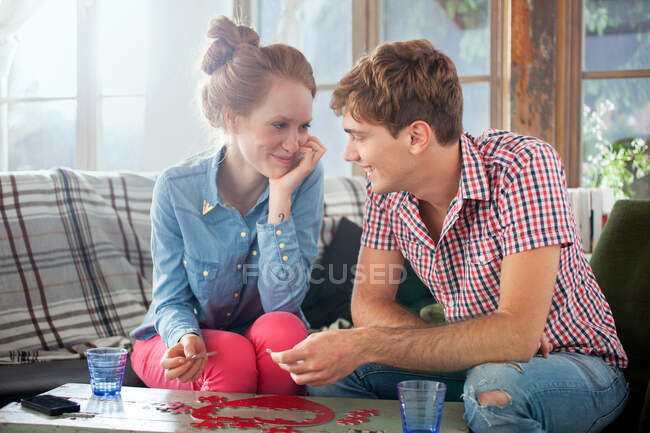 Couple faisant en forme de coeur puzzle — Photo de stock