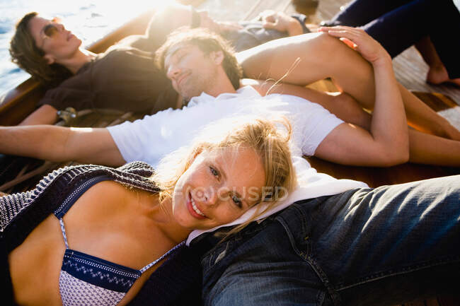 Dos parejas relajándose en cubierta - foto de stock