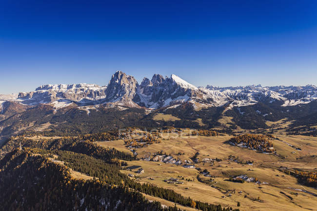 Paesaggio montano, Dolomiti, Italia preso da elicottero — Foto stock