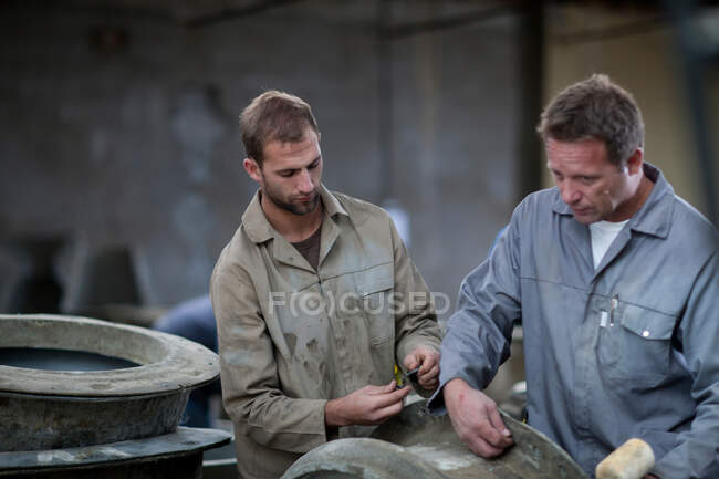 Fetching alfareros rueda en fábrica de cerámica - foto de stock