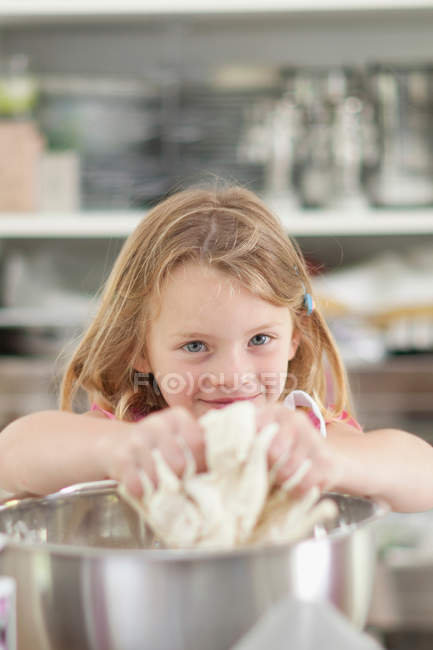 Pâte à pétrir fille en cuisine, mise au point sélective — Photo de stock