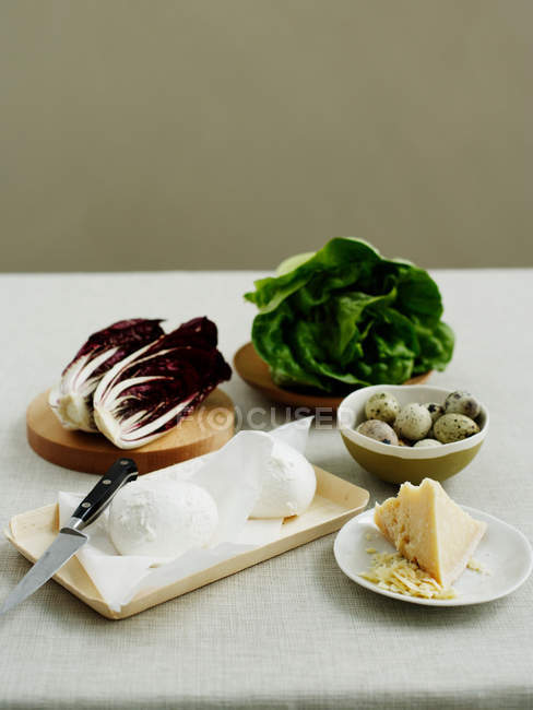 Сыр Боккончини с радиккио и яйцами — стоковое фото