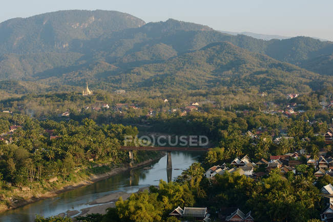 Vue sur la rivière et le mont Phousi, Luang Prabang, Laos — Photo de stock