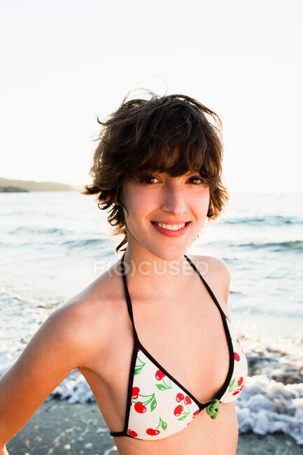 Mulher sorrindo em biquíni na praia — Fotografia de Stock