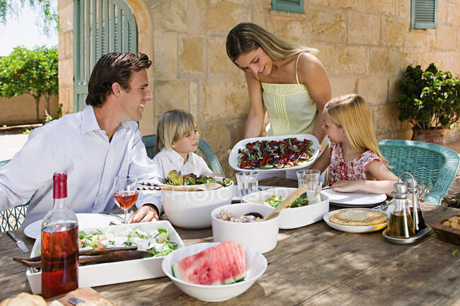 Сім'я вечерями на відкритому повітрі — стокове фото