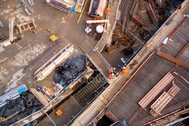 Site de construction avec travailleurs — Photo de stock