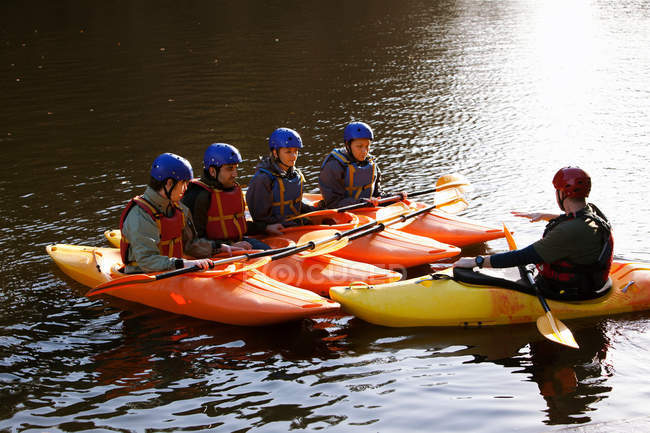 Insegnante che parla con gli studenti in kayak — Foto stock