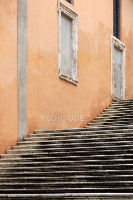 Городская лестница вдоль здания — стоковое фото