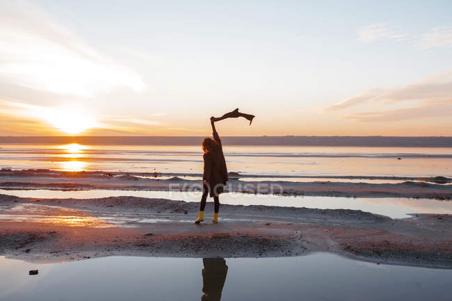 Donna che si gode la spiaggia al tramonto — Foto stock