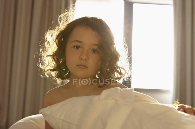 Портрет Pensive девушка на кровати — стоковое фото