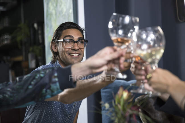 Amigos em reunião social fazendo um brinde — Fotografia de Stock
