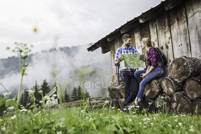 Pareja con mapa discutiendo su caminata, Tirol, Austria - foto de stock