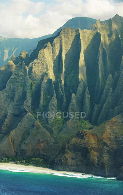 Пышные зеленые скалы над Калалау Бич, Гавайи, США — стоковое фото