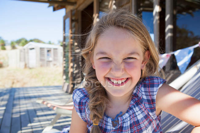 Ritratto di ragazza con camicetta a quadri, sorridente — Foto stock