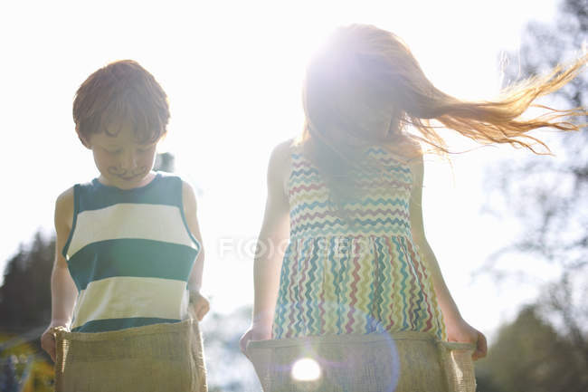 Duas crianças pequenas tendo raça saco — Fotografia de Stock