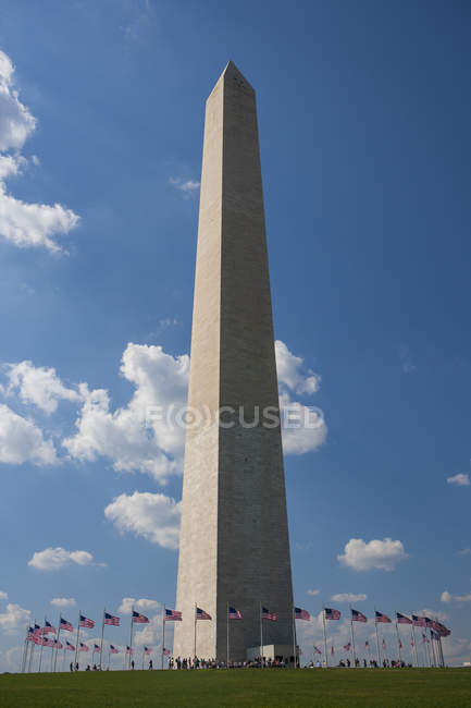 Vista lejana del Monumento a Washington, Washington, EE.UU. - foto de stock