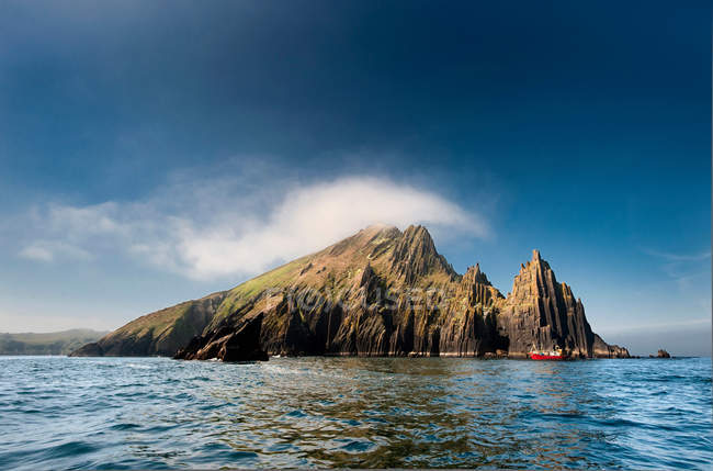 Vista a distanza delle formazioni rocciose in acque calme, inis na bro, Irlanda — Foto stock