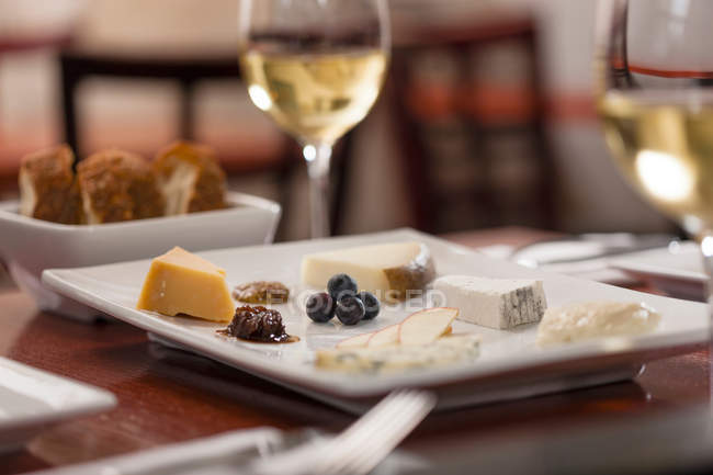 Sélection de plaque de fromage servi sur la table — Photo de stock