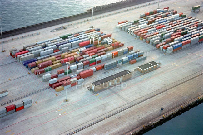 Суднові контейнери в порту — стокове фото
