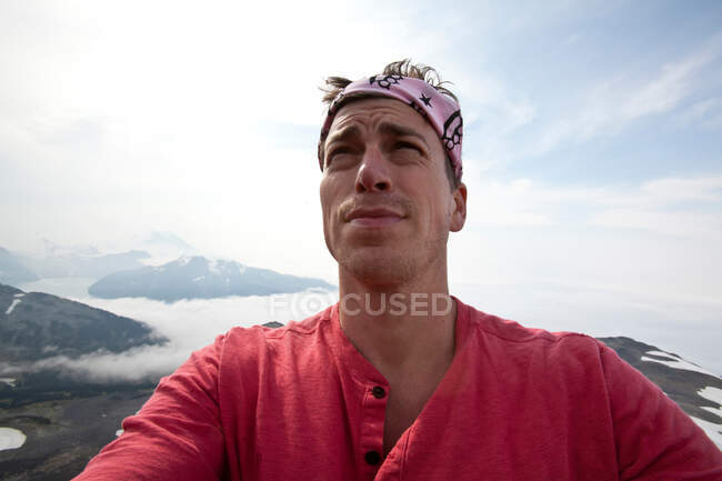 Hombre mirando hacia arriba, Parque Provincial Garibaldi, Columbia Británica, Canadá - foto de stock
