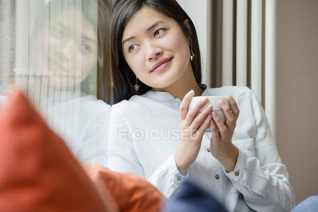 Donna rilassante con tazza di tè — Foto stock